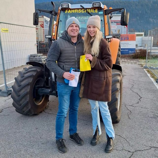 ⚠️ Traktor- & LKW-Prüfung 18.12.2024 ⚠️ Mit etwas Verspätung gratulieren wir unseren neuen Traktor- und LKW-Lenkern sehr herzlich zum wohl verdienten Führerschein! ☺️😀 Ihr habt die Prüfung bravourös gemeistert. Wir wünschen euch allzeit gute Fahrt. 🚜🚛 #fahrschulesommer #fahrschulevillach #führerschein #traktorführerschein #lkwführerschein #praktischeprüfungbestanden #top #herzlichenglückwunsch #allzeitgutefahrt