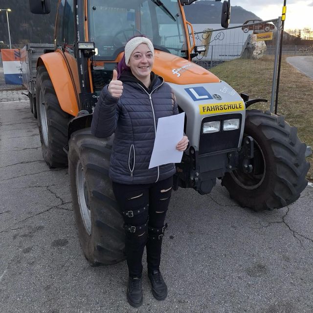 Unsere neuen Anhänger-, Traktor- & LKW-Fahrer sind seit letzter Woche auf den Straßen in und rund um Villach unterwegs! 😀 Wir gratulieren euch sehr herzlich zur bestandenen Prüfung und wünschen allzeit gute Fahrt! #fahrschulesommer #fahrschulevillach #führerschein #anhängerführerschein #traktorführerschein #lkwführerschein #praktischeprüfungbestanden #herzlichenglückwunsch #allzeitgutefahrt