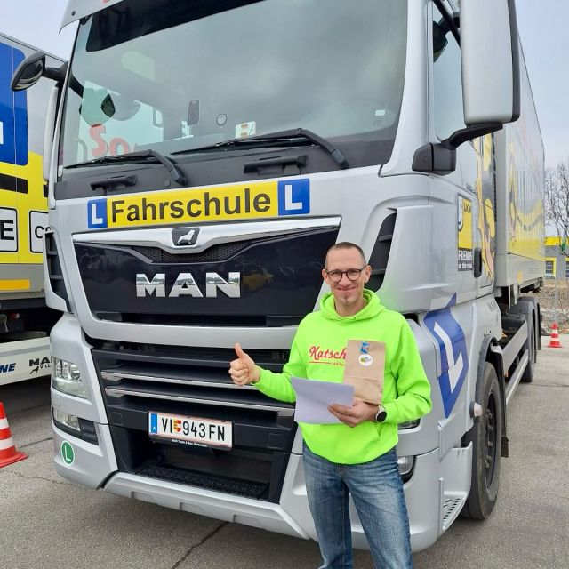 Vom Auto bis zum LKW…voller Stolz präsentieren wir euch unsere restlichen neuen Führerscheinbesitzer, die seit Februar auf den Straßen in und rund um Villach unterwegs sind. Wir gratulieren euch sehr ❤️-lich zur bestandenen Prüfung und bedanken uns für euer Vertrauen in unsere Fahrschule! 😀 Allzeit gute Fahrt! #fahrschulesommer #fahrschulevillach #führerschein #pkwführerschein #traktorführerschein #lkwführerschein #anhängerführerschein #praktischeprüfungbestanden #top #herzlichenglückwunsch #gutefahrt #sicherefahrt